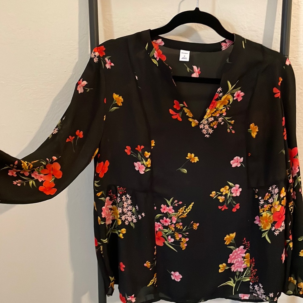 Medium boho floral chiffon-style shirt perfect for the professional bohemian 🥰